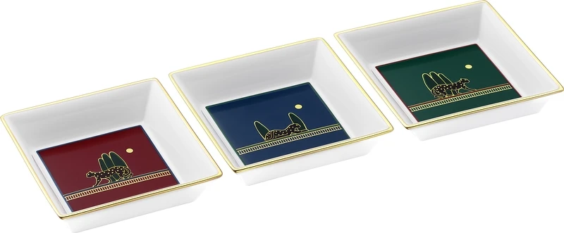 一套三件Panthère de Cartier美洲豹托盤 小型款，陶瓷，山羊麂皮底座。 參考價格約NT$ 14,700