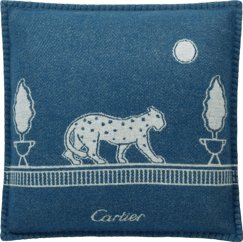 Panthère de Cartier美洲豹抱枕 喀什米爾羊毛。 另有紅色、米色款式可供選擇。 參考價格約NT$ 16,600