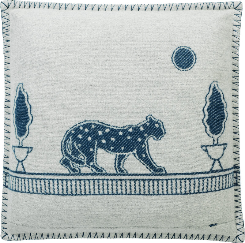 Panthère de Cartier美洲豹抱枕 喀什米爾羊毛。 另有紅色、米色款式可供選擇。 參考價格約NT$ 16,600