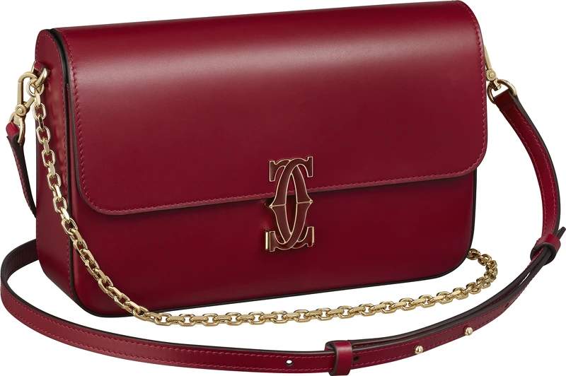 Double C de Cartier鍊帶肩揹包小型款 櫻桃紅色小牛皮，金色鍍層飾面和紅色琺瑯 參考價格約NT$ 92,000