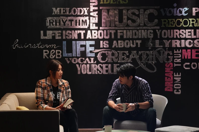 王柏傑在《比悲傷更悲傷的故事》影集版中飾演唱片製作人，多次與A-Lin對戲