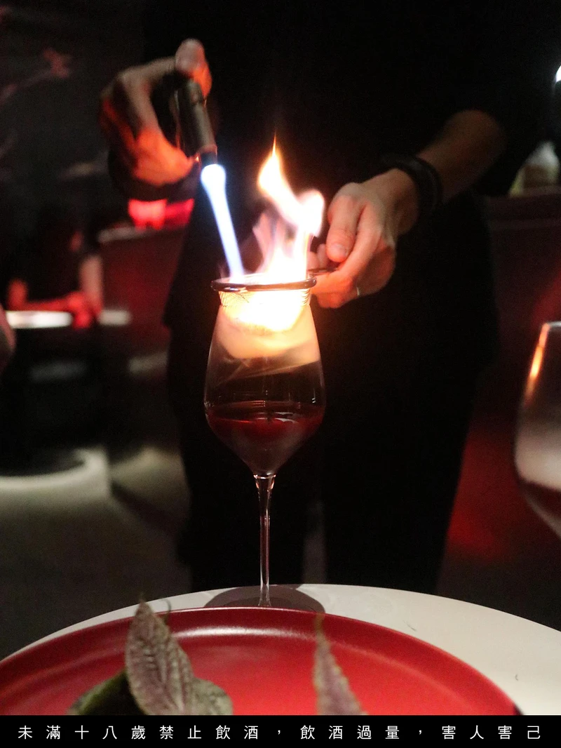 在碳化蘋果紅酒上燃燒威士忌柴火取其氣味。