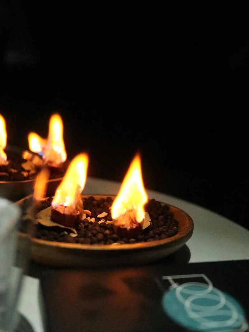 法式覆盆子軟糖模擬火種的樣子。