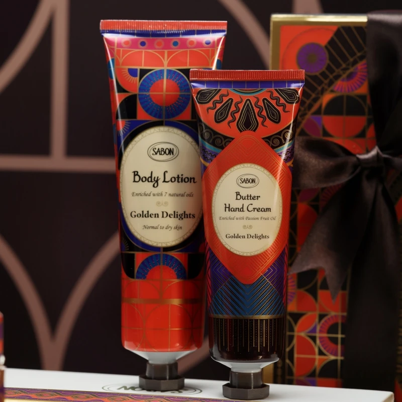 (左)SABON 2021聖誕流金年華身體乳液150ml,NT1,180、(右)SABON 2021聖誕流金年華極潤護手霜75ml,NT880 (左)SABON 2021聖誕流金年華身體乳液150ml,NT1,180、(右)SABON 2021聖誕流金年華極潤護手霜75ml,NT880
