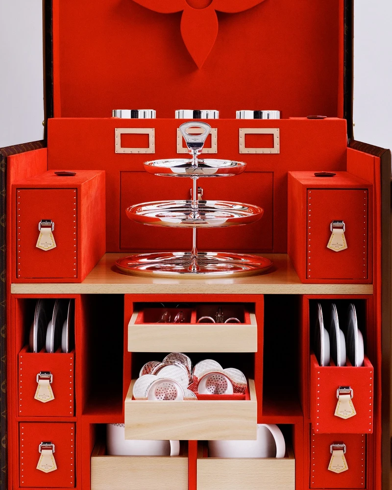 High Tea 行李箱，Monogram 帆布製造，綴以天然皮革飾邊，配有一套供六人用的完整茶具，包括瓷器茶壺和茶杯，存放於多個抽屜內。