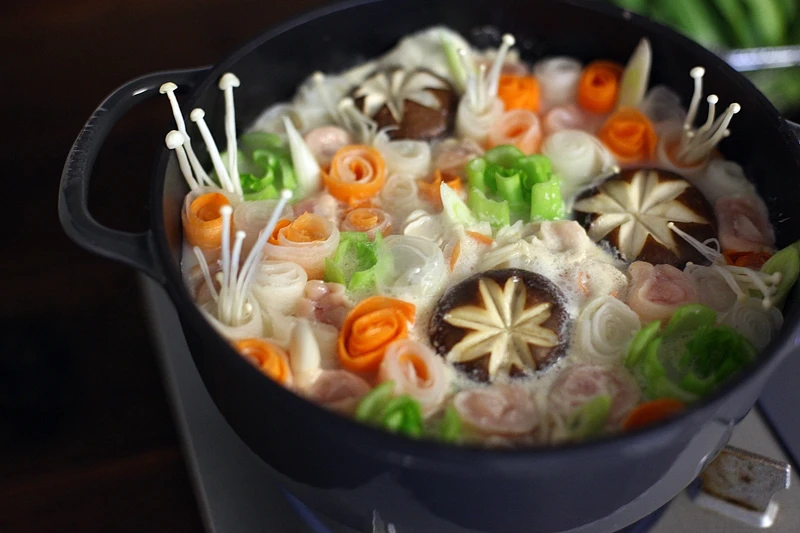 雞肉花畑鍋是視覺效果華麗的鍋物。 雞肉花畑鍋是視覺效果華麗的鍋物。