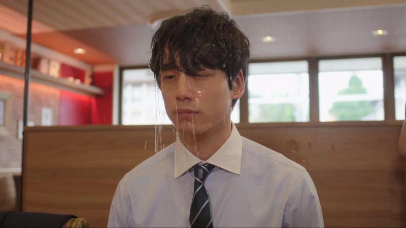 TBS只是在結婚申請書上蓋章而已 坂口健太郎被潑水 Photo/Friday 影音截圖  TBS只是在結婚申請書上蓋章而已 坂口健太郎被潑水 Photo/Friday 影音截圖