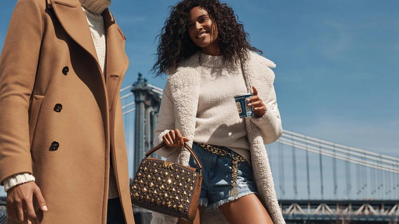 Karlie駝色鉚釘飾兩用提包,NT26,000 Karlie駝色鉚釘飾兩用提包,NT26,000