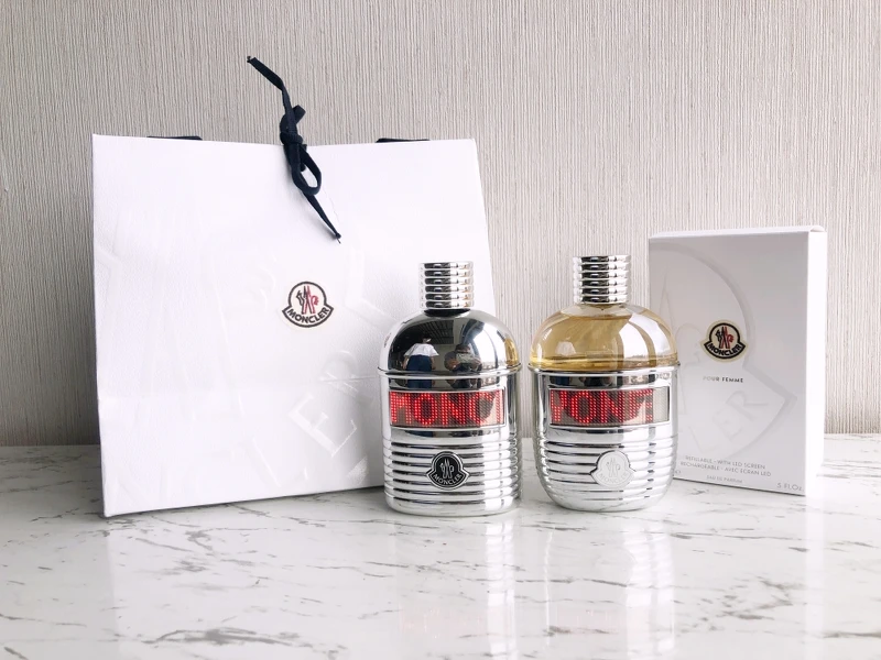 Moncler香水擁有高辨識度的銀色鏡面水壺外型，左為男香Moncler Pour Homme，右為女香Moncler Pour Femme。