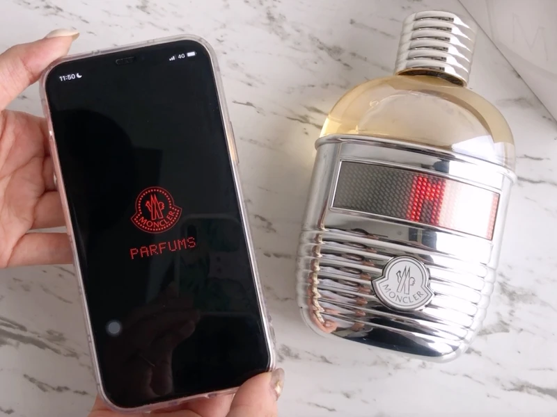 按下瓶身上的Moncler Logo就能啟動藍牙連接功能。女香Moncler Pour Femme的Logo按鈕為白色、Moncler Pour Homme的Logo按鈕為黑色。