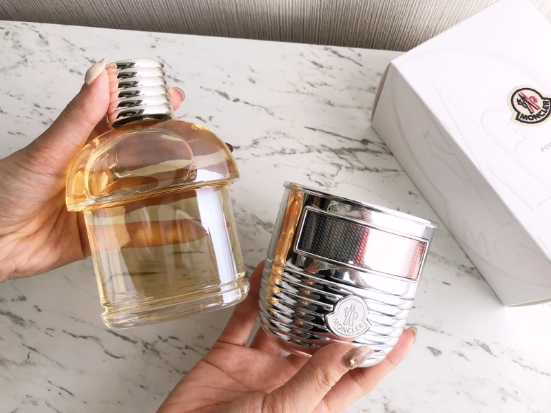 Moncler Pour Femme與Moncler Pour Homme的150ml容量擁有創新的LED螢幕設計，並推出補充瓶。