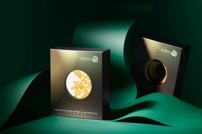 童顏有機×金馬聯名禮盒以電影鏡頭為包裝設計靈感,具象呈現出「對焦」概念,希望讓人們透過認識天然有機面膜,拉近與自然的距離。 童顏有機×金馬聯名禮盒以電影鏡頭為包裝設計靈感,具象呈現出「對焦」概念,希望讓人們透過認識天然有機面膜,拉近與自然的距離。