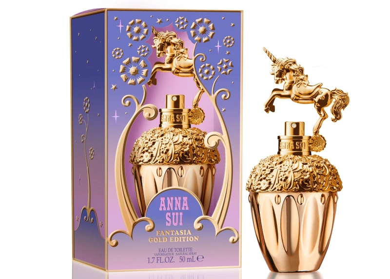 ANNA SUI 2021年新香水Fantasia Gold童話金色獨角獸淡香水,以奢華的金色瓶身耀眼登場,更加襯托雕刻細節的精緻度。紙盒上描繪了秘密花園的浪漫場景,優雅花朵在金燦的暮色中綻放,如同煙火令人目眩神迷。 ANNA SUI 2021年新香水Fantasia Gold童話金色獨角獸淡香水,以奢華的金色瓶身耀眼登場,更加襯托雕刻細節的精緻度。紙盒上描繪了秘密花園的浪漫場景,優雅花朵在金燦的暮色中綻放,如同煙火令人目眩神迷。