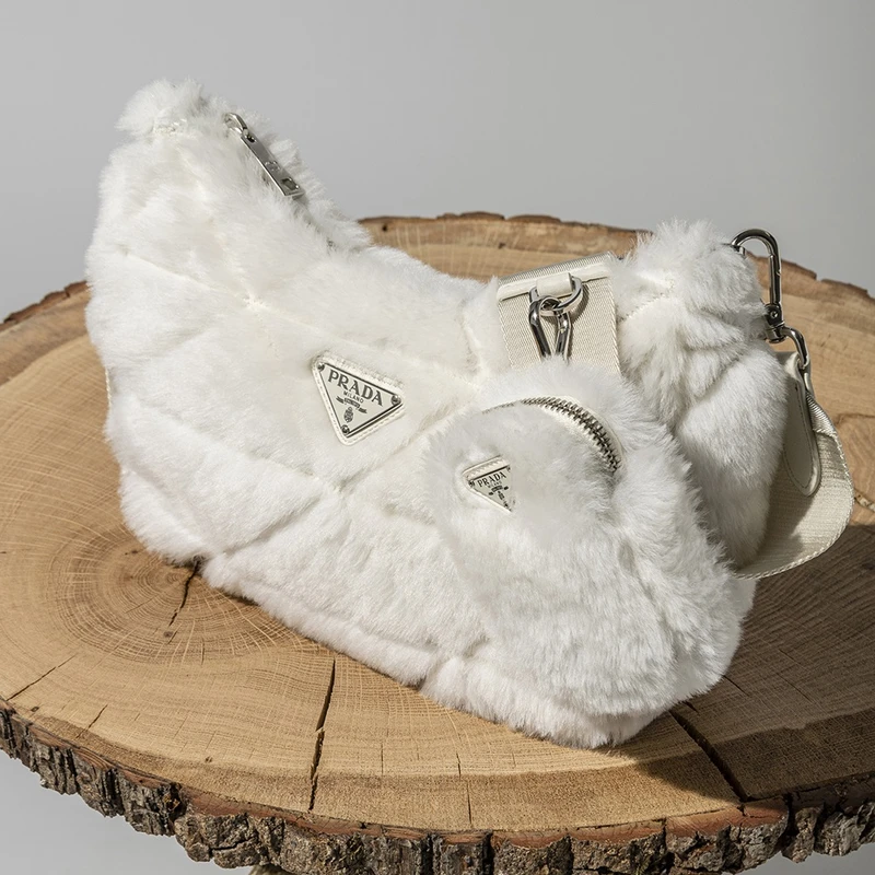 Prada羔羊毛手提肩背包，NT74,000