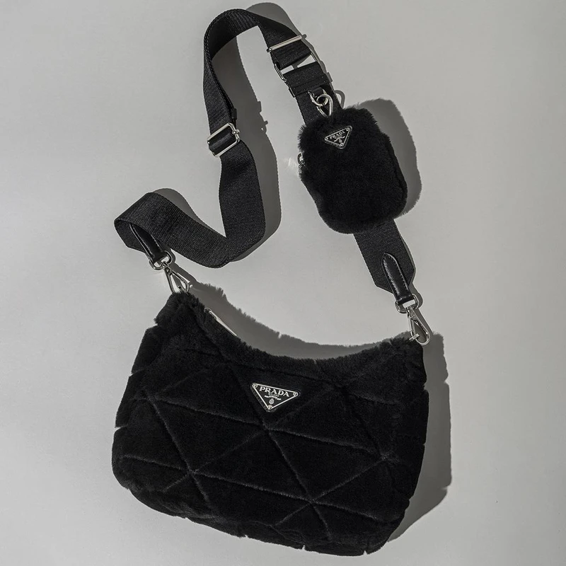 Prada羔羊毛手提肩背包，NT74,000