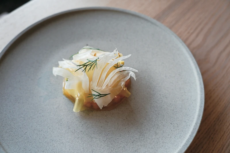 靈感由夏天必吃的芒果冰沙而來的甜品。