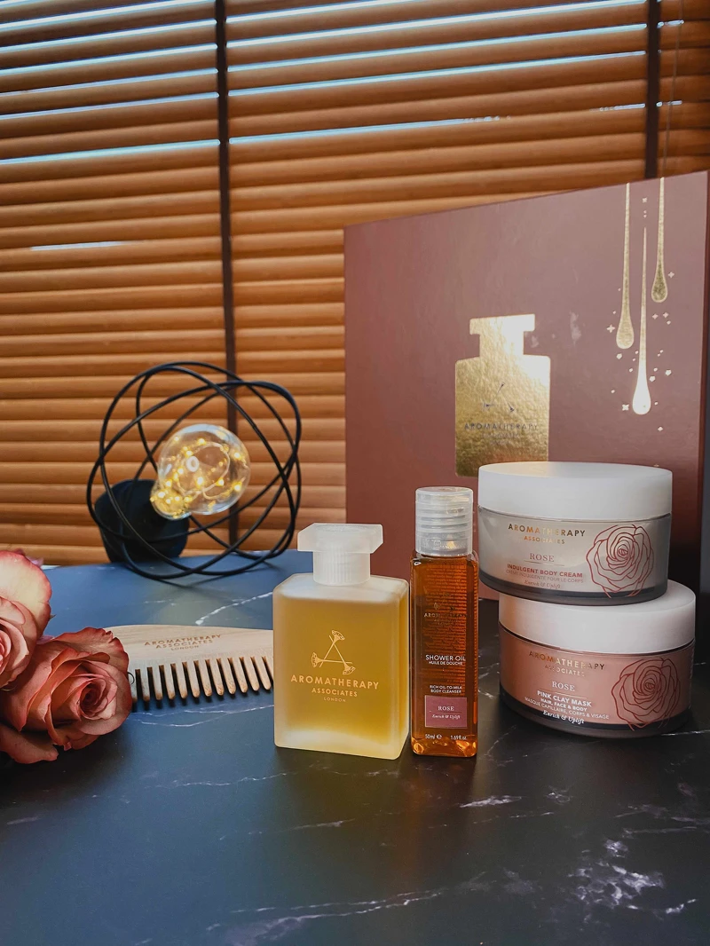 內含：歡沁玫瑰沐浴油55ml、歡沁玫瑰護膚霜200ml、歡沁玫瑰粉紅泥膜200ml、玫瑰精油沐浴露50ml、放鬆按摩梳、感恩卡3張