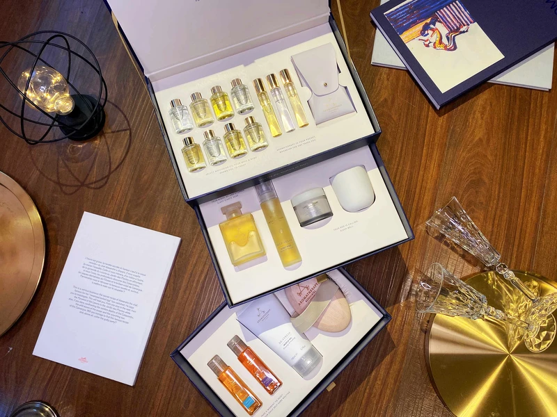 內含：怡神、舒肌、明煥、舒和平衡、心能量、歡沁玫瑰、心靈之沐沐浴油9ml各1、明煥、晚間舒緩、怡神滾珠香氛10ml各1、滾珠收納袋、舒緩凝膠150ml、明煥精油沐浴露50ml、怡神精油沐浴露50ml、天然劍麻刷、晚間舒緩噴霧50ml、晚間舒緩沐浴油 55ml、晚間舒緩香薰蠟燭85g、晚間舒眠護膚霜50ml