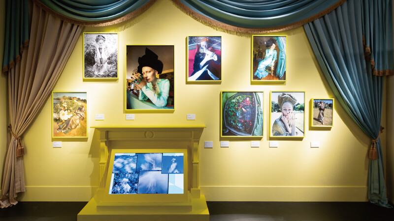 蒂姆.沃克的攝影作品中,模特兒總有著浮誇奇異的時尚造型。圖為《蒂姆.沃克:美妙事物》特展一景。圖/奇美博物館提供 蒂姆.沃克的攝影作品中,模特兒總有著浮誇奇異的時尚造型。圖為《蒂姆.沃克:美妙事物》特展一景。圖/奇美博物館提供