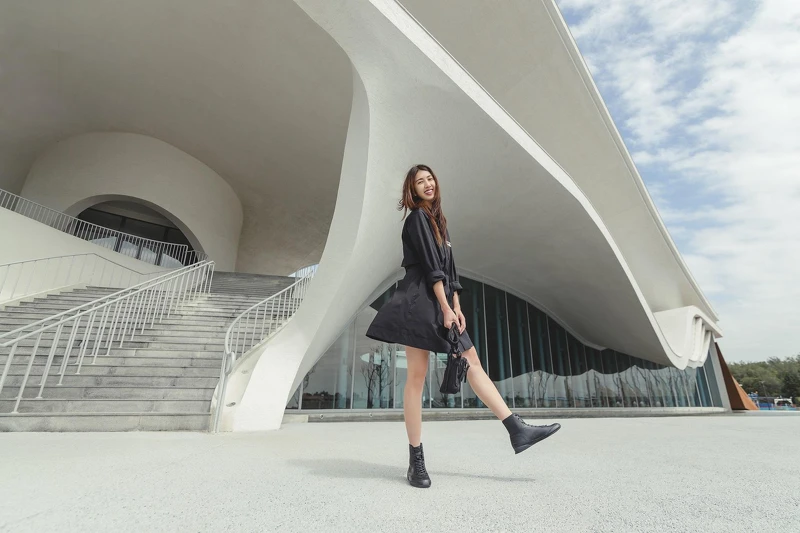 黑色風衣剪裁洋裝、側背小包 NTD 2,100、TIGER GRACIA靴款 NT6,980，All by Onitsuka Tiger。