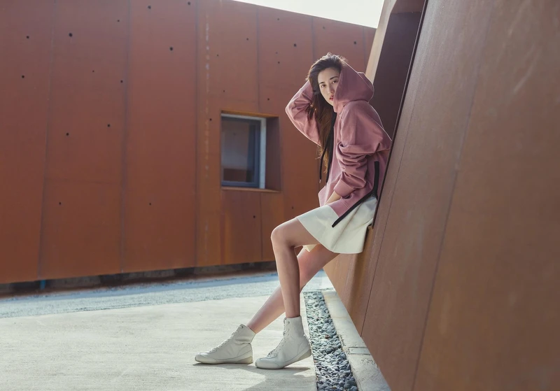 粉色側邊拉鍊開衩帽TEE NTD 4,880、白色短裙 NTD 4,790、TIGER GRACIA靴款，NT6,980，All by Onitsuka Tiger。