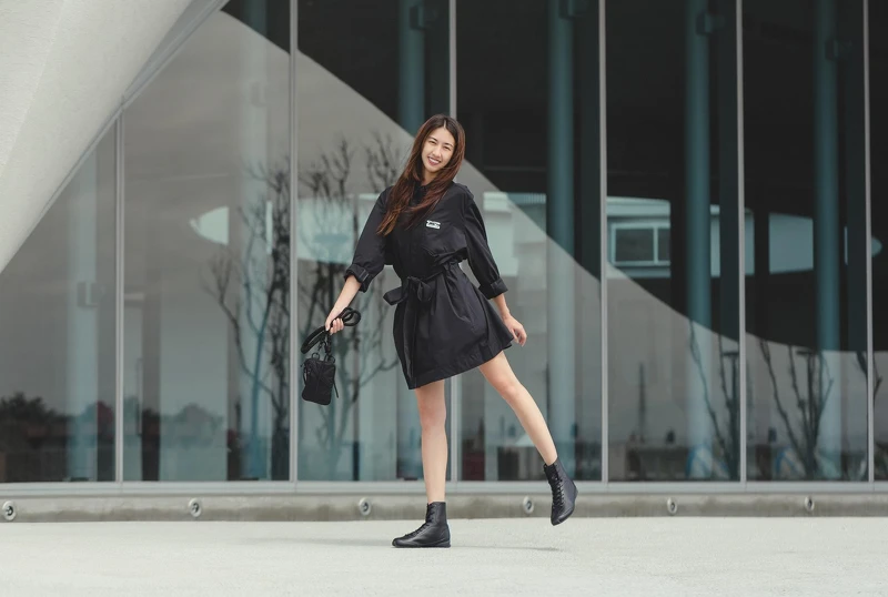黑色風衣剪裁洋裝、側背小包 NTD 2,100、TIGER GRACIA靴款 NT6,980，All by Onitsuka Tiger。