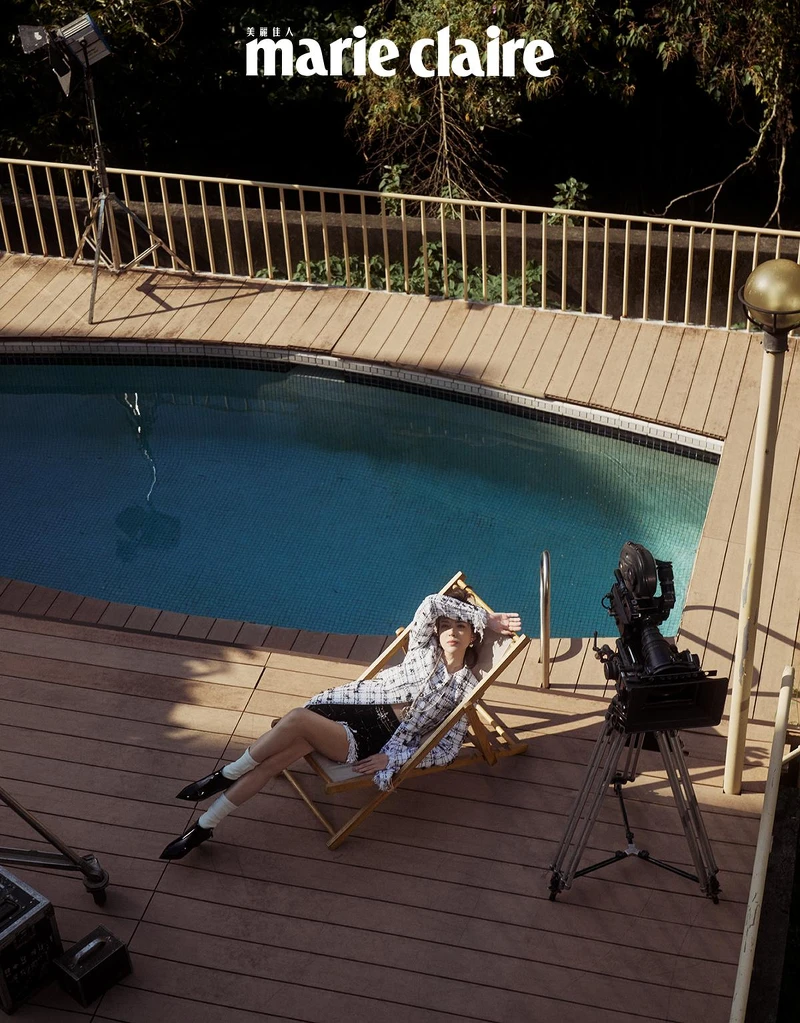 黑白流蘇造型斜紋軟呢外套與同款黑色及膝裙、金色皮革械型雙色瑪莉珍鞋、金屬高級樹脂愛心造型耳環、黑色漆皮械型短靴與可拆式白色襪套，all by CHANEL。