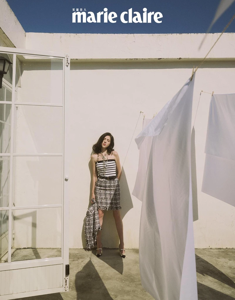 黑白流蘇造型斜紋軟呢外套與同款及膝裙、金色皮革械型雙色瑪莉珍鞋、金屬高級樹脂幻象珍珠雙 C Logo 長項鍊、金屬高級樹脂幻象珍珠馬爾他十字多層次長項鍊，all by CHANEL。