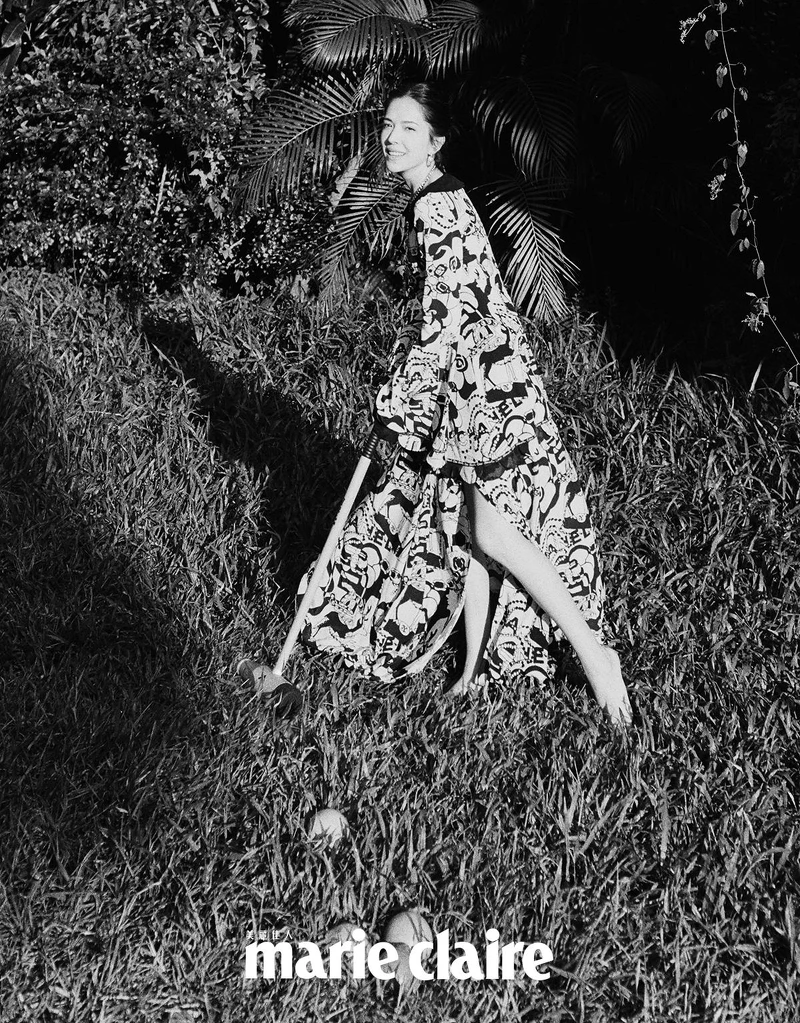 黑白真絲縐紗印花長洋裝、黑色高級樹脂馬爾他十字手環、金屬高級樹脂愛心造型耳環，all by CHANEL。