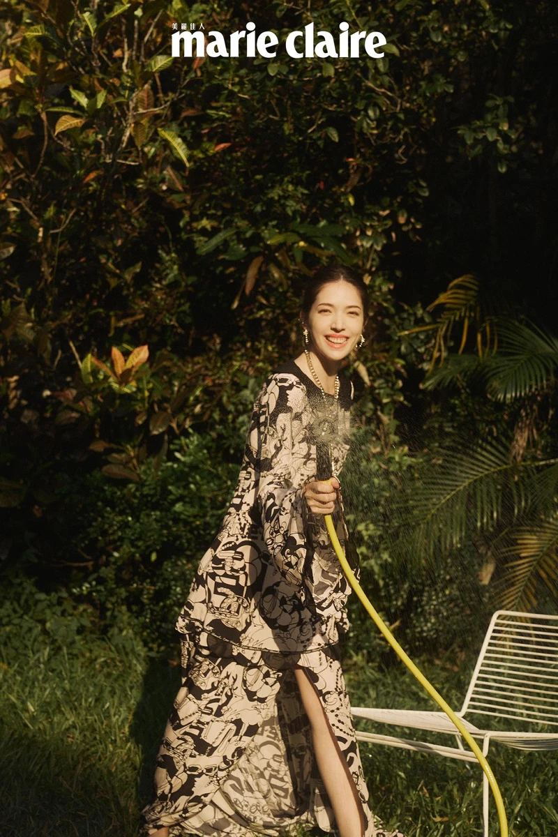 黑白真絲縐紗印花長洋裝、黑色高級樹脂馬爾他十字手環、金屬高級樹脂愛心造型耳環，all by CHANEL。