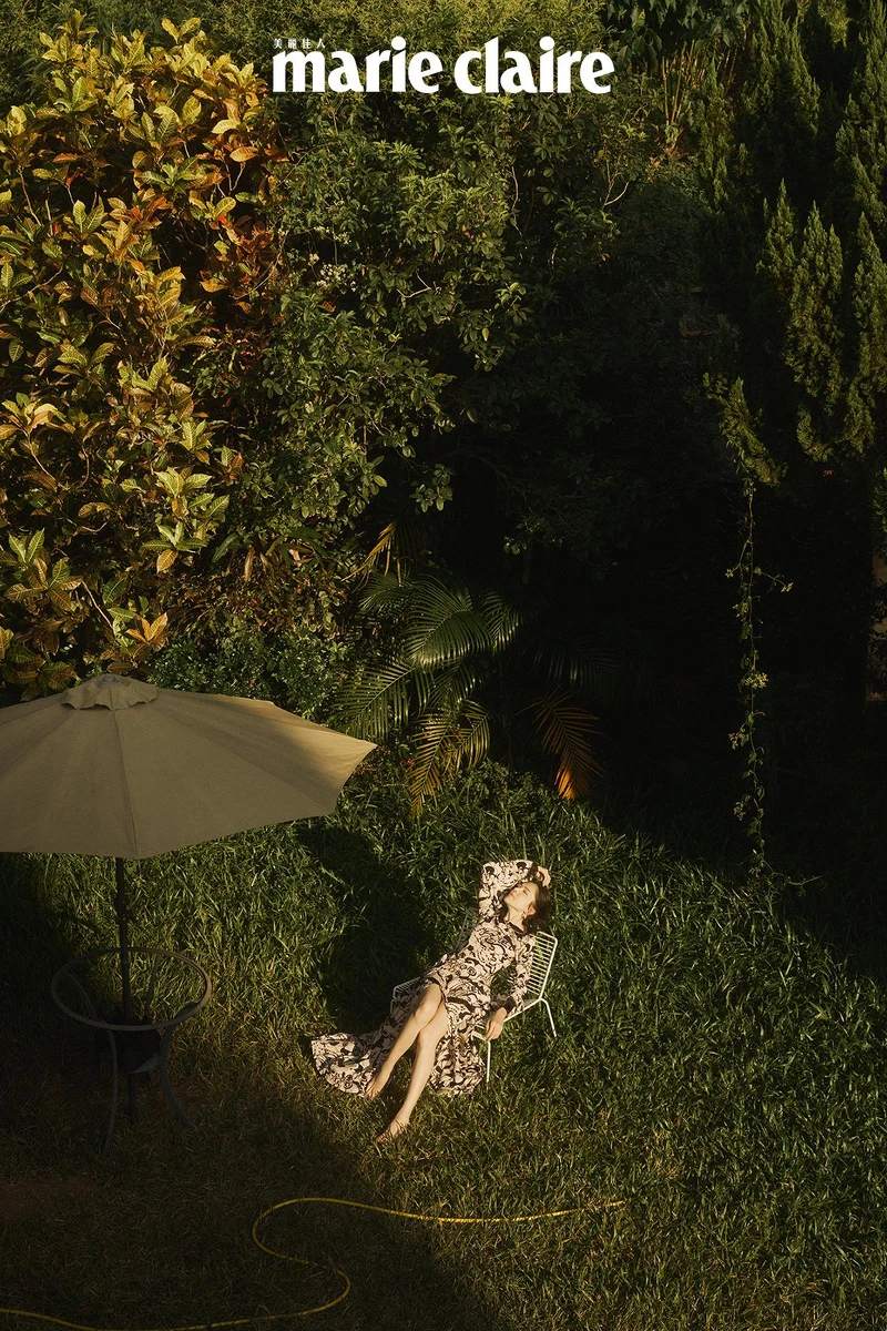 黑白真絲縐紗印花長洋裝、黑色高級樹脂馬爾他十字手環、金屬高級樹脂愛心造型耳環，all by CHANEL。