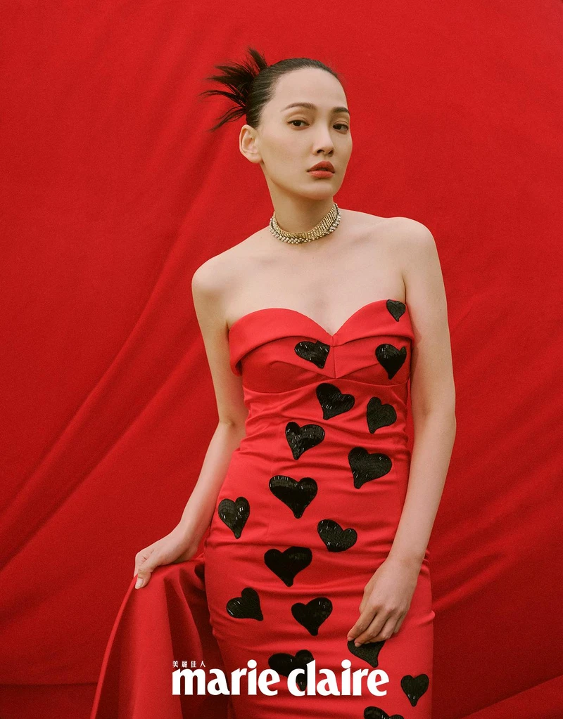 紅色愛心印花禮服、黑色厚底鞋，both by Moschino；金色頸鍊、銀色頸鍊，both by Saint Laurent。