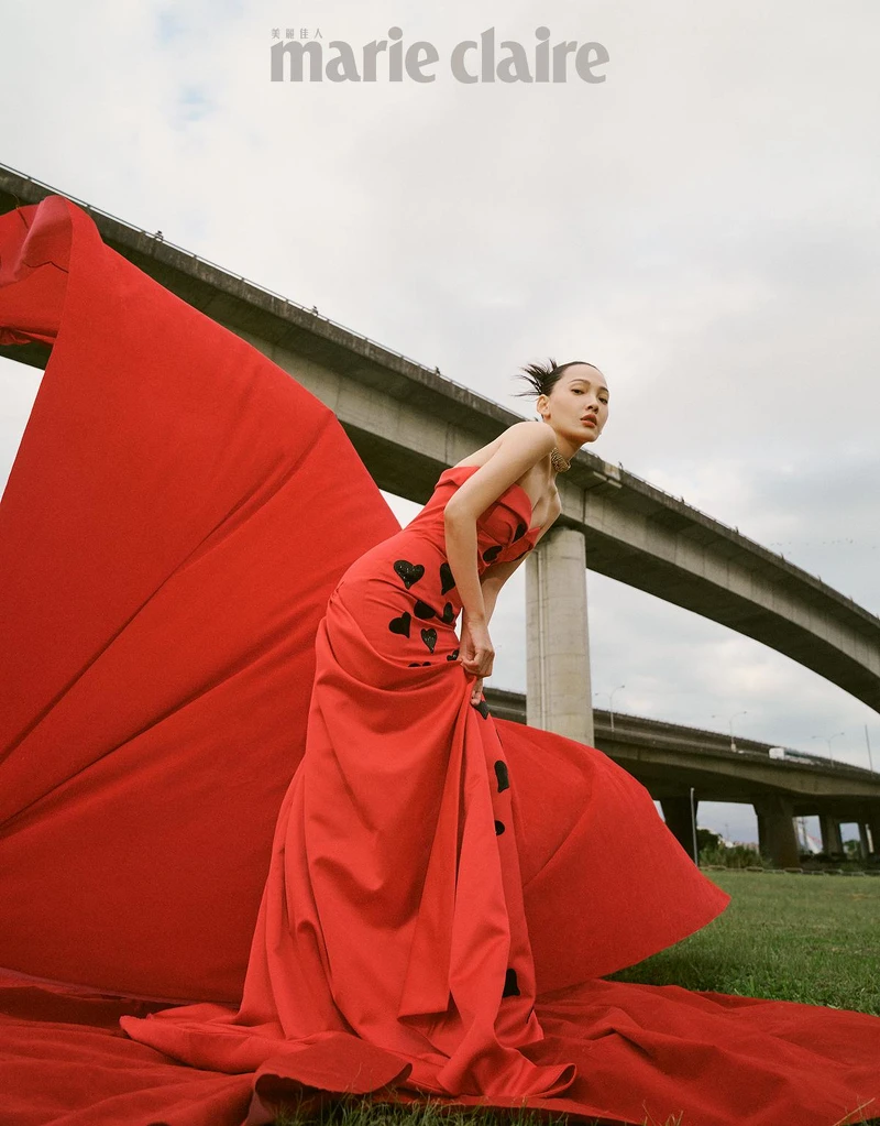 紅色愛心印花禮服、黑色厚底鞋，both by Moschino；金色頸鍊、銀色頸鍊，both by Saint Laurent。