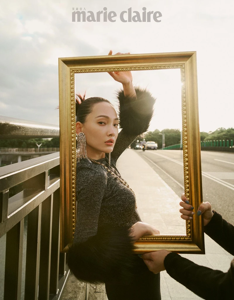 黑色毛袖上衣、黑色短褲、鑽飾流蘇耳環、金銀項鍊，all by Saint Laurent。