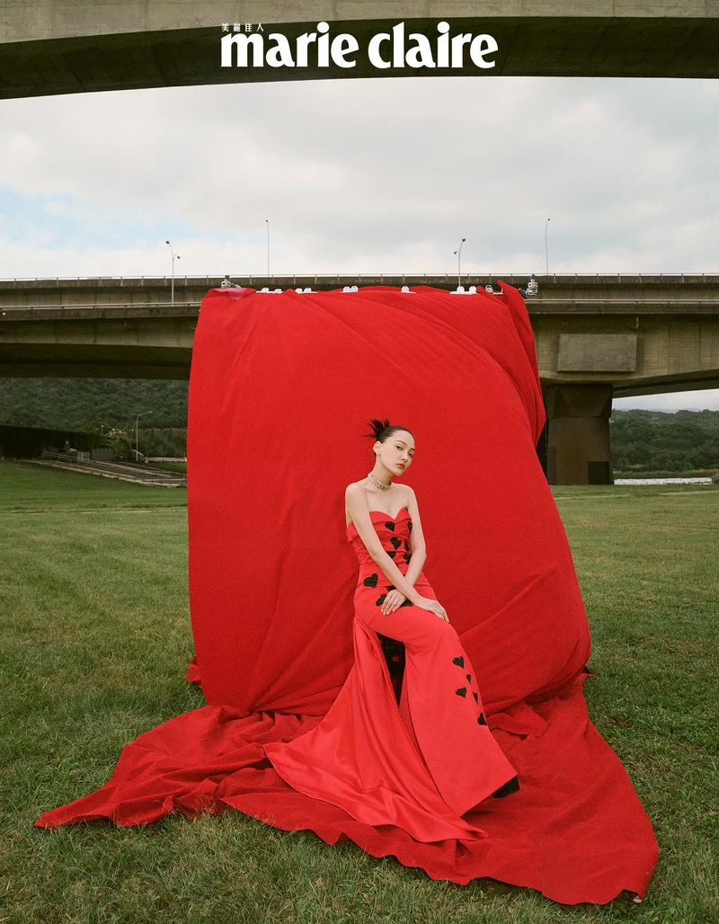 紅色愛心印花禮服、黑色厚底鞋，both by Moschino；金色頸鍊、銀色頸鍊，both by Saint Laurent。