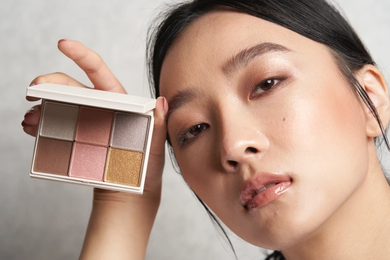 RMK鏡光魅影眼采盤#01Warm Luster實擦。