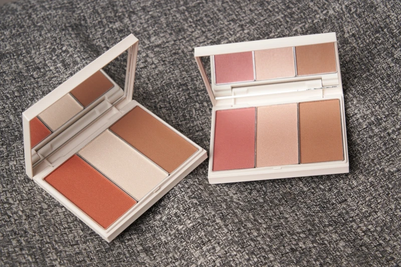 RMK鏡光魅影頰采盤(左)#01、(右)#02。