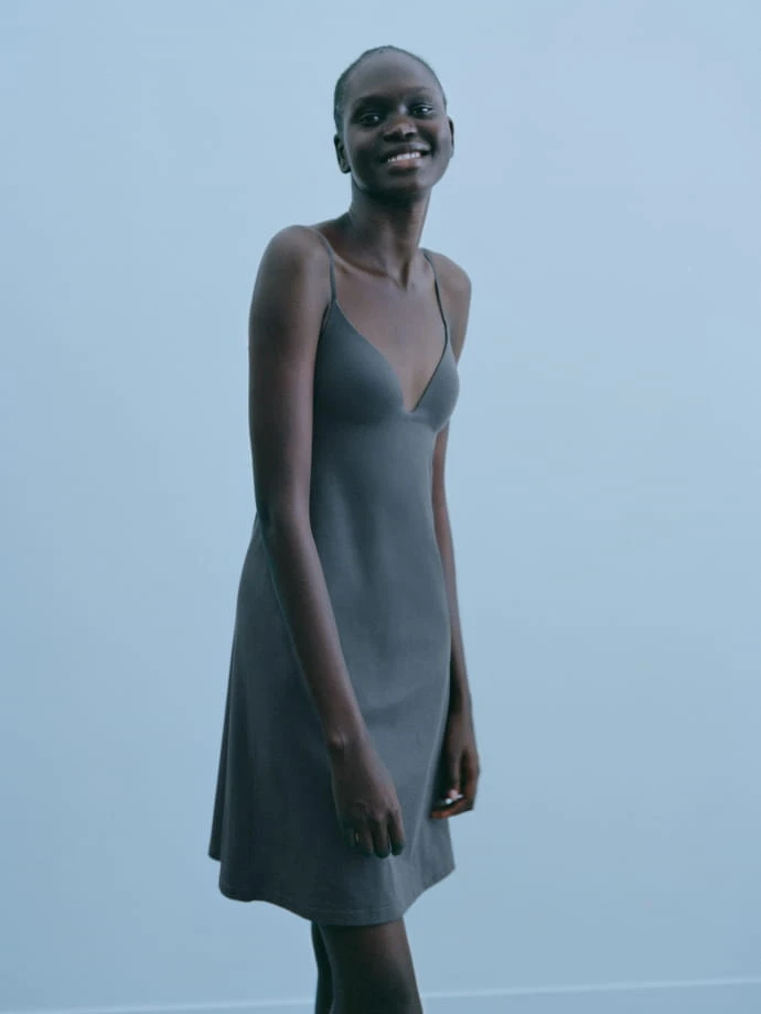 Mame Kurogouchi聯名AIRism棉質Bratop襯裙式洋裝，NT$990（６家全系列店舖上市）