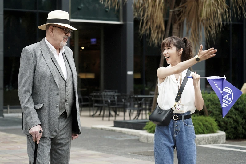 ▲▼謝盈萱在第二季中成為導遊,被前男友溫昇豪調侃是「國際玲」。(圖 / 華視、CATCHPLAY提供) ▲▼謝盈萱在第二季中成為導遊,被前男友溫昇豪調侃是「國際玲」。(圖 / 華視、CATCHPLAY提供)