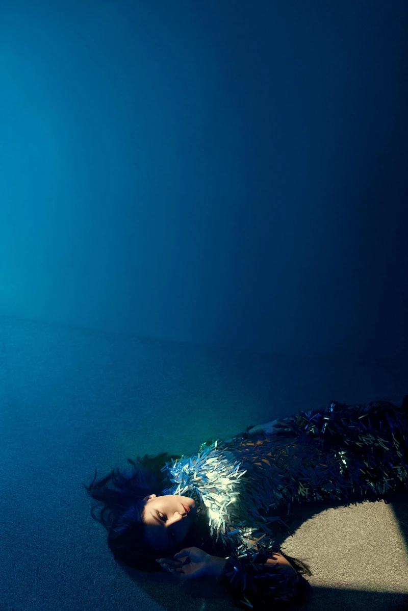 頹廢的華麗感 完美吻合艾怡良首波主打歌曲〈貪〉 頹廢的華麗感 完美吻合艾怡良首波主打歌曲〈貪〉