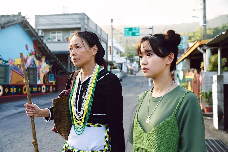 《無神之地不下雨》嚴正嵐（右）演出「綠繡眼之神」，外表看似小孩，實際年齡堪稱是柯淑勤的「長輩」