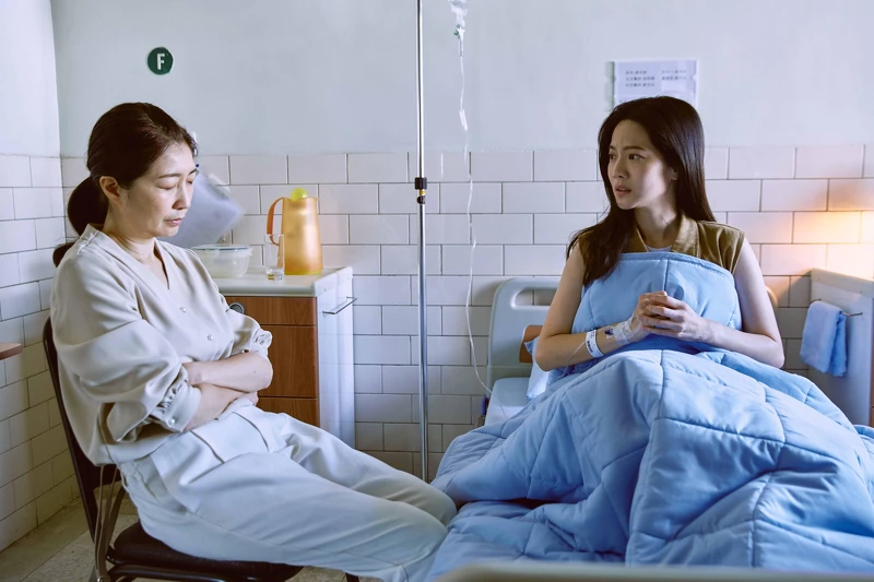 《無神之地不下雨》曾之喬（右）病床上醒來後，發現養母黃嘉千已趕來照顧她