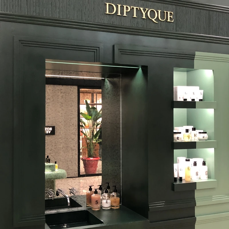 diptyque 台北新光三越信義新天地A9形象店大量運用了巴黎綠。 diptyque 台北新光三越信義新天地A9形象店大量運用了巴黎綠。