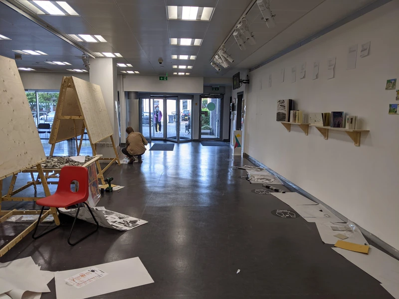 一日佈展任務,邀請函、證書、海報、展覽資訊卡,也在當天產出。 一日佈展任務,邀請函、證書、海報、展覽資訊卡,也在當天產出。