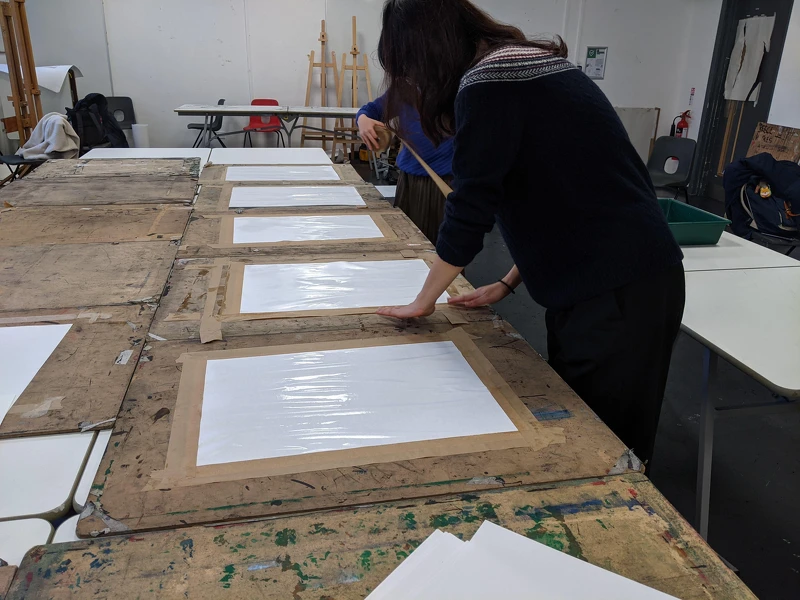 帶著學妹們一起幫學生裱紙(一般畫水彩前的準備)。 帶著學妹們一起幫學生裱紙(一般畫水彩前的準備)。