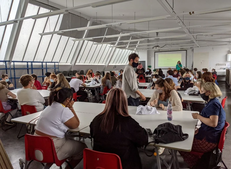 當老師的小幫手。 當老師的小幫手。