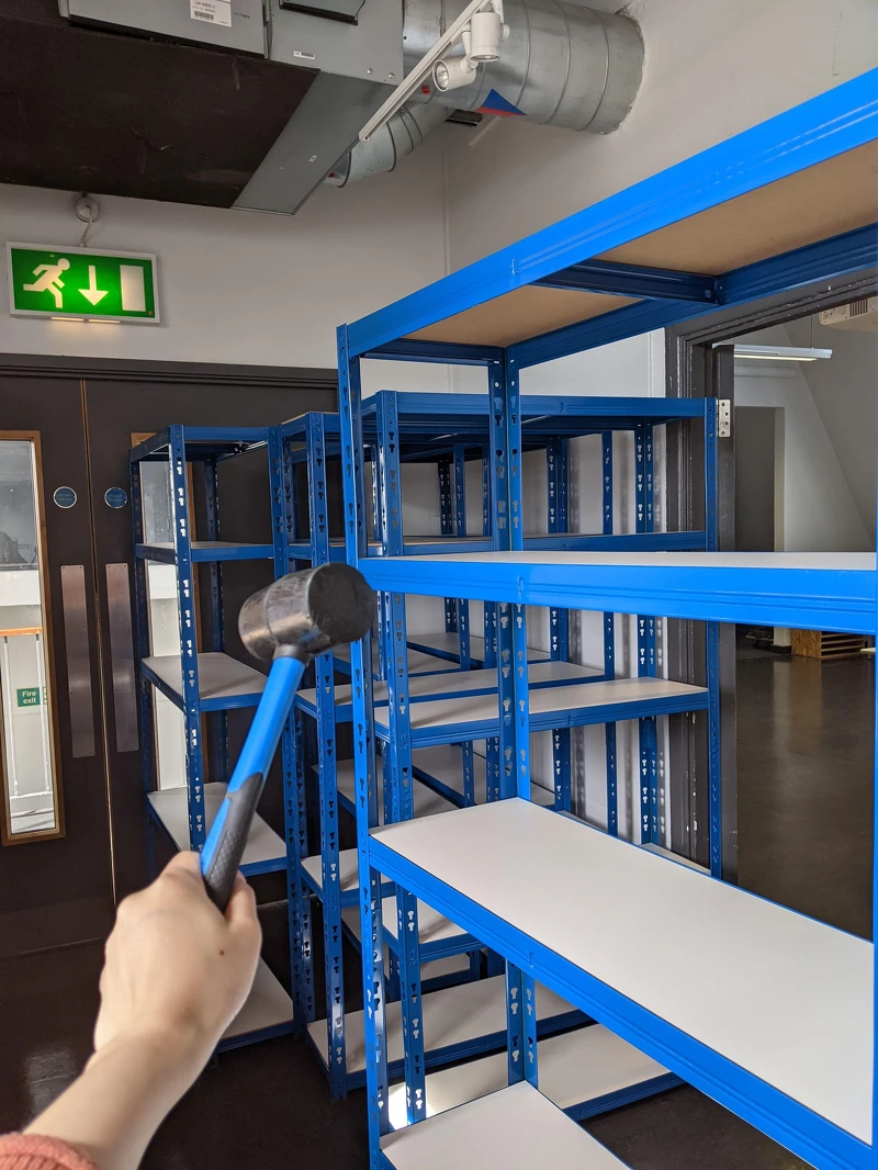 組裝鐵櫃。 組裝鐵櫃。