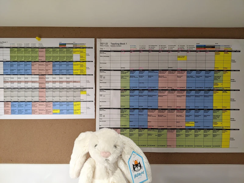 我的書桌前貼滿了系上不同年級的課表。 我的書桌前貼滿了系上不同年級的課表。