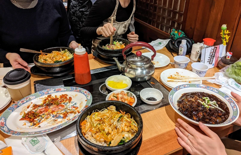 吃完的那盤是糖醋炸雞XD。 吃完的那盤是糖醋炸雞XD。