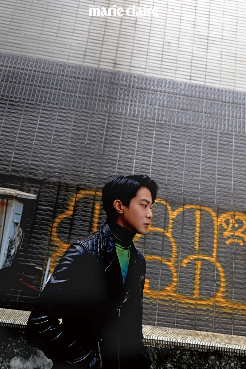 皮夾克，AllSaints；彩色高領針織衫，Berluti。